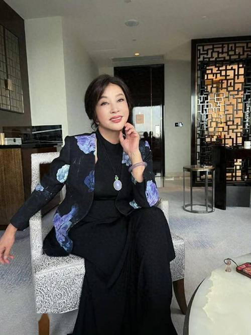 75岁刘晓庆吃货人设爆火,娱乐圈不老女神的美食人生 75岁刘晓庆吃货人设爆火,娱乐圈不老女神的美食人生
