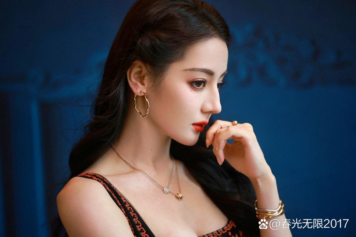 迪丽热巴:百变女神,颜值与演技并存,反差萌魅力十足! 迪丽热巴:百变女神,颜值与演技并存,反差萌魅力十足!