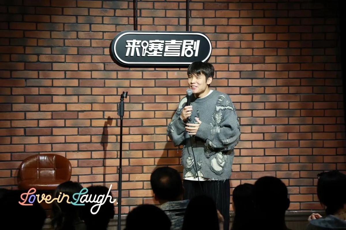 何广智脱口秀走红，真实演绎打工人逆袭