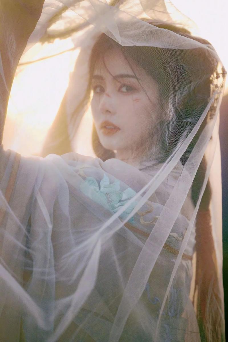 白鹿战损妆热议：古装美与演技争议