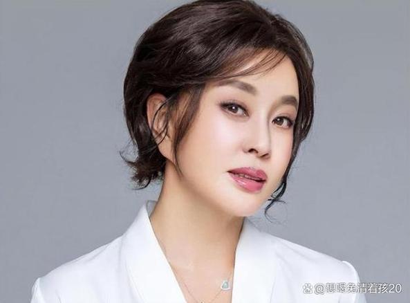 刘晓庆跨界互动引热议：姐范儿魅力与尊重话题