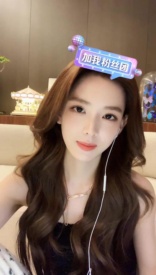 孙一宁杂志首刊扮酷霸总，被夸女娲炫技级神颜！