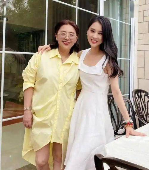 女儿们第四季昆明浪漫启程,黄圣依惊喜加盟,陈梦母女颜值爆表! 女儿们第四季昆明浪漫启程,黄圣依惊喜加盟,陈梦母女颜值爆表!