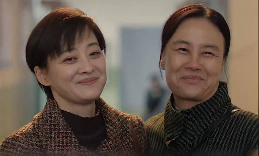 阿奶离世：何家丽命运转折与家族纷争