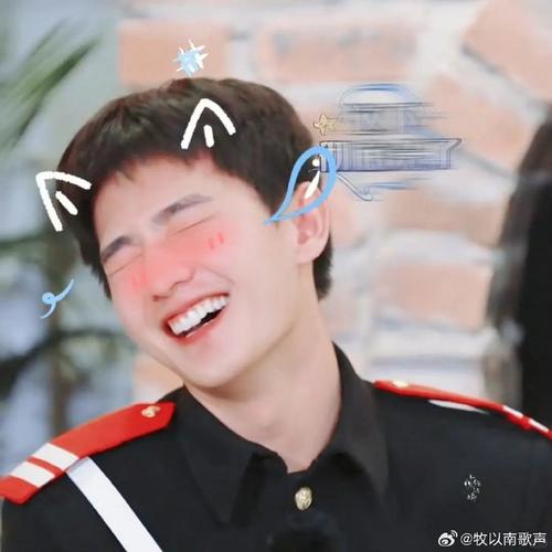 杨洋综艺反差萌引热议，何炅慈爱互动温馨十足