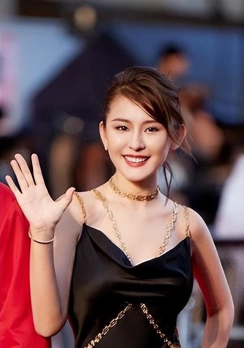 热依扎柴碧云扮嫩被吐槽，演技比长相重要？