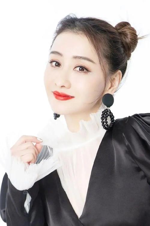 陈德容乘风2025引热议:过时价值观与尴尬处境 陈德容乘风2025引热议:过时价值观与尴尬处境