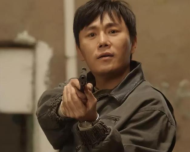 秦昊主演悬疑剧借命而生来袭，年代背景狱警追逃，年度最佳剧将至