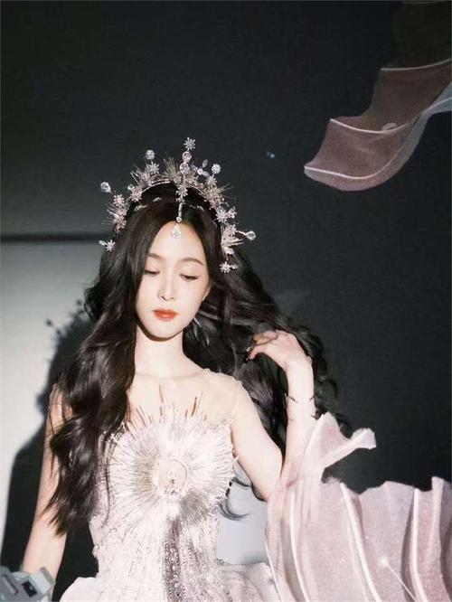 吴宣仪舞台反差引热议:初恋女神变野心女王? 吴宣仪舞台反差引热议:初恋女神变野心女王?