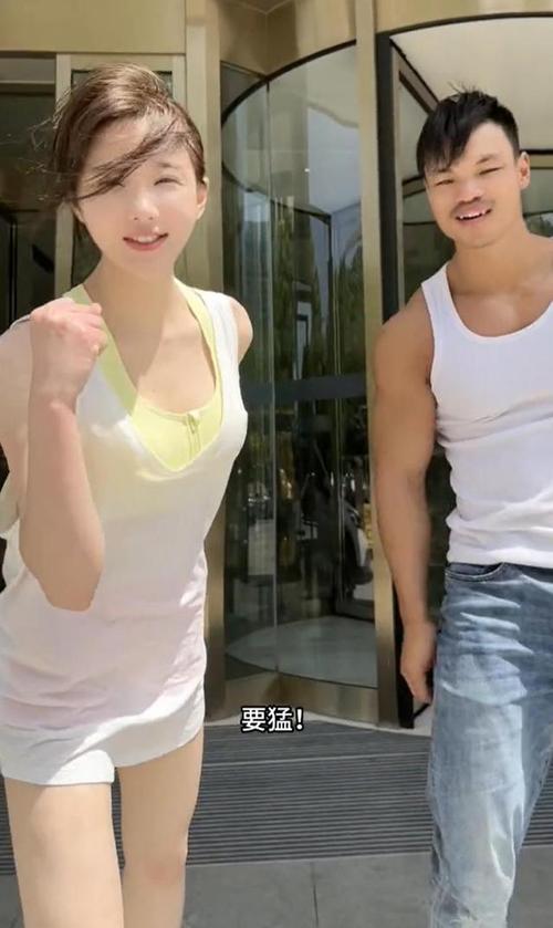 嘴哥乔妹老K三只羊复播，直播间涌入十万观众