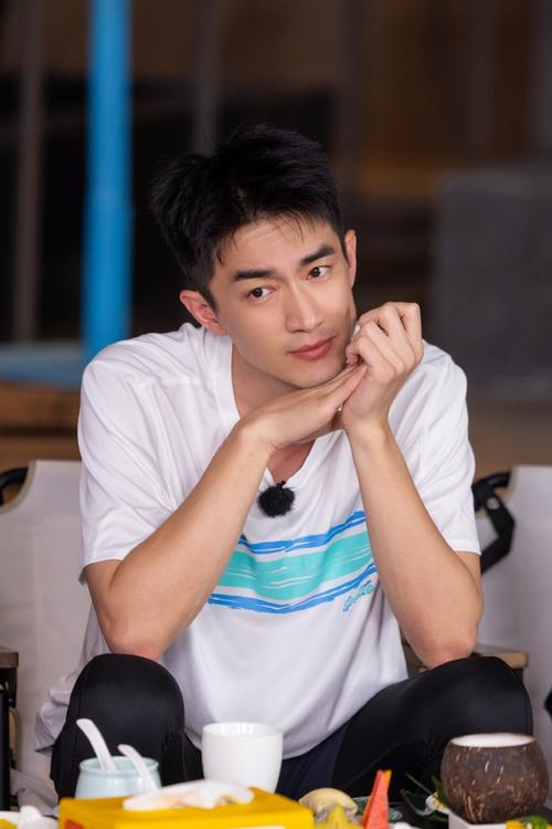 林更新喜剧新片来袭：从综艺明星到喜剧演员，5月开机引期待！