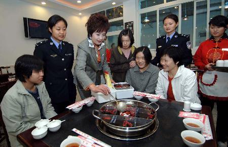 何雁诗复出开唱，火锅店演出获赞！