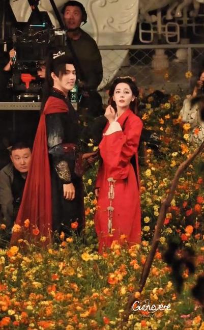 《花海之吻》:迪丽热巴陈飞宇演绎女鬼王与少将军的爱情传奇 《花海之吻》:迪丽热巴陈飞宇演绎女鬼王与少将军的爱情传奇
