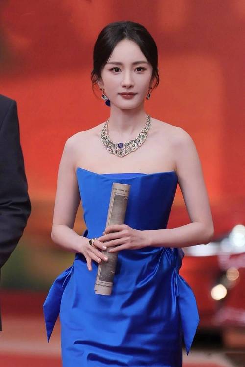 杨幂红毯变农妇，演技爆表接地气！