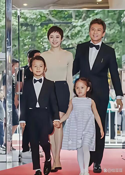 邓超孙俪一家亮相F1，四口之家成明星典范