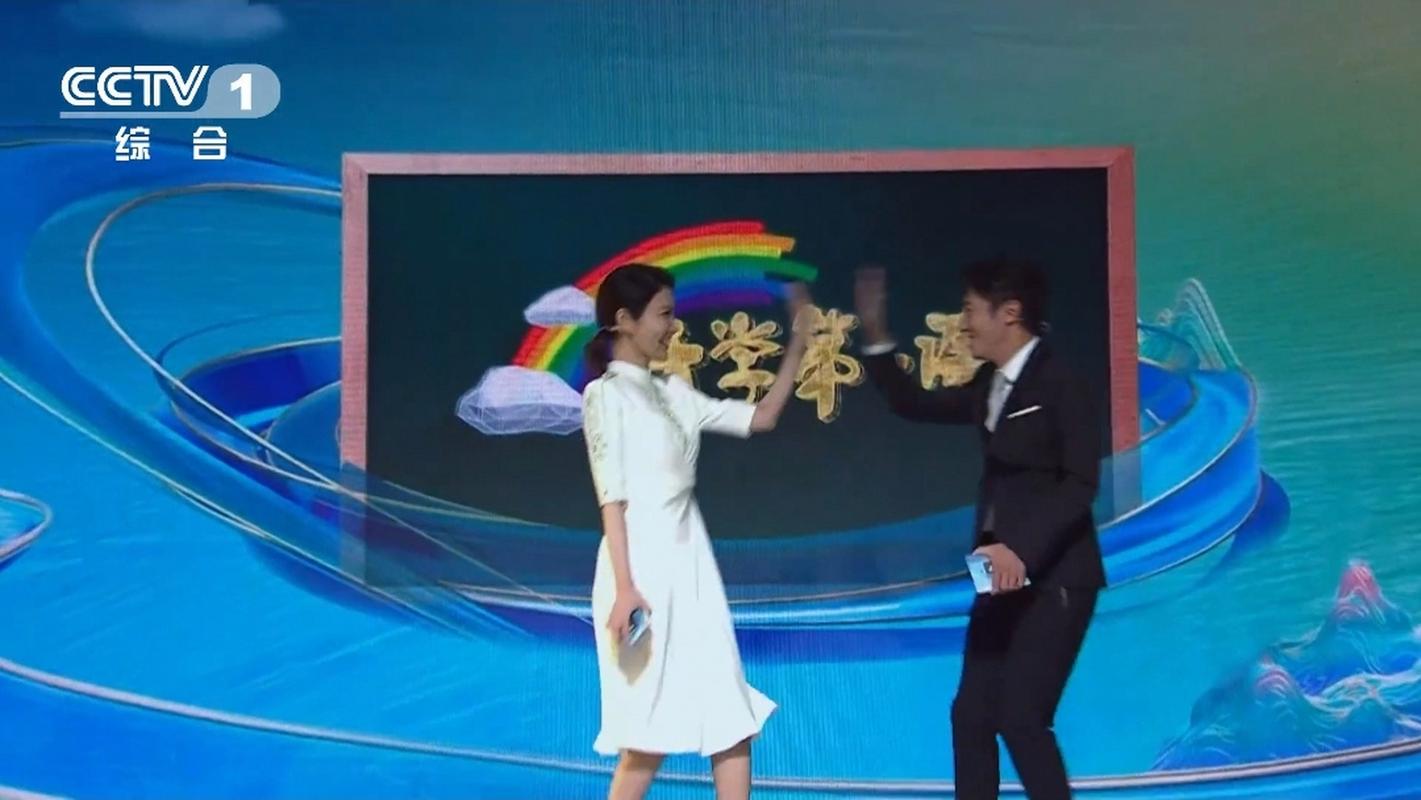 龙洋再主持《开学第一课》，四年搭档撒贝宁，久违大场面！
