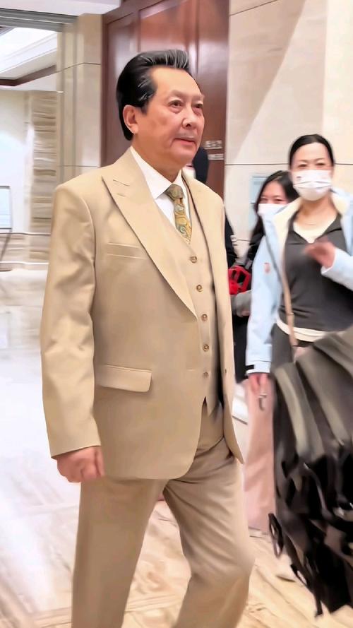 唐国强《王牌9》表现获赞，接地气形象大受欢迎