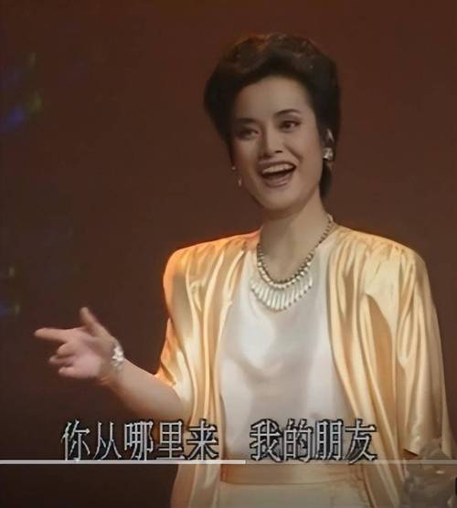 阿敏演出后心系旧爱，与老板赴宴后匆忙赴约