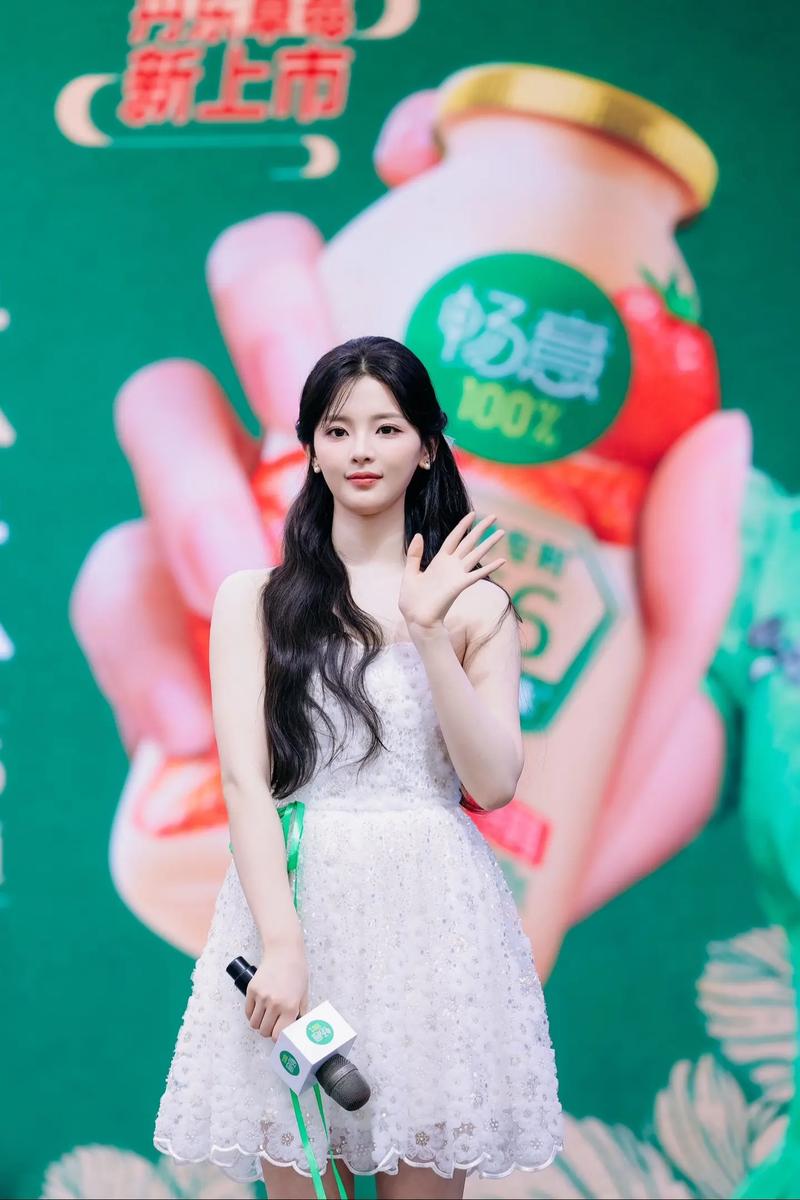 杨超越星光大赏寂寥，从锦鲤到高考，能否突破困境？