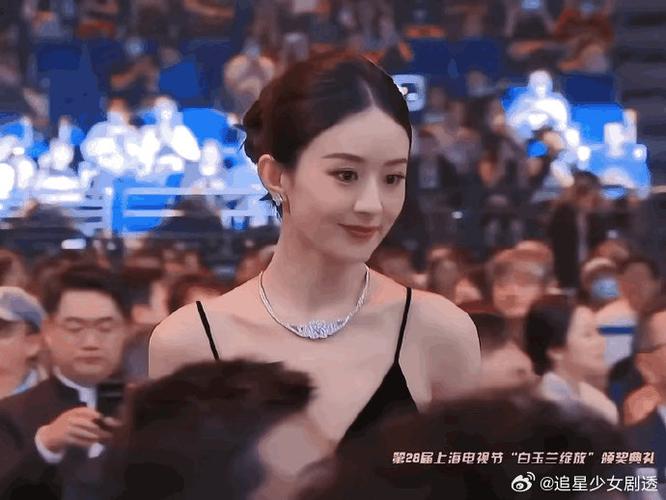 娱乐圈幕后故事：明星转型争议与正能量瞬间