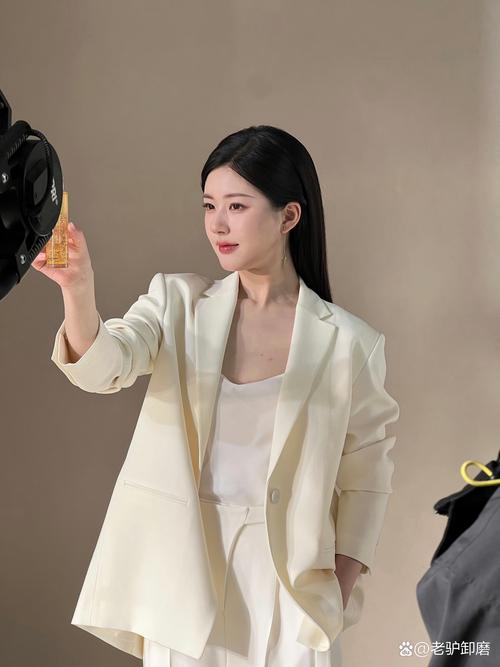 赵露思综艺引发热议:明星真实性与共鸣探讨 赵露思综艺引发热议:明星真实性与共鸣探讨