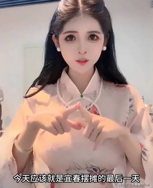 狗头萝莉逆袭路：从网红到综艺女主，二次元直播新风向