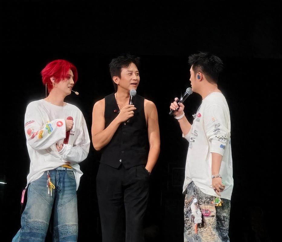 鹿晗演唱会后和邓超陈赫吃烧烤，李晨被排挤？