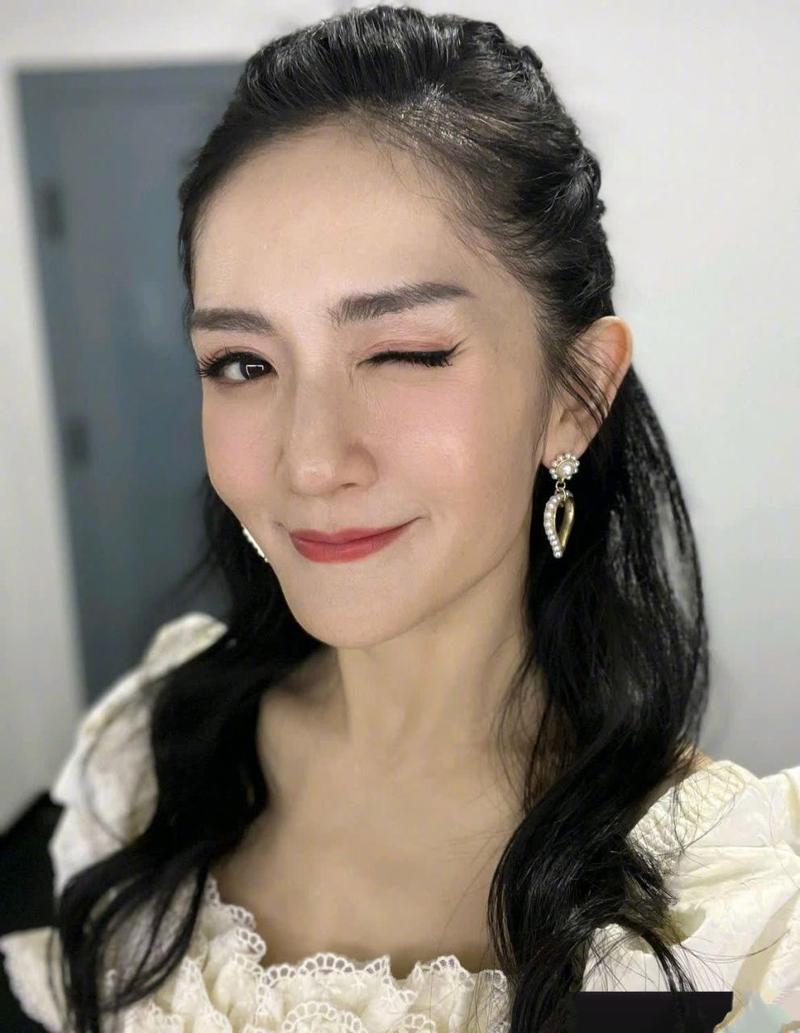 谢娜自拍照分享喜悦,乘风破浪实力证明女神魅力 谢娜自拍照分享喜悦,乘风破浪实力证明女神魅力
