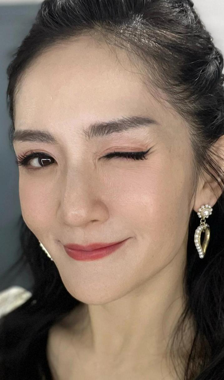谢娜自拍照分享喜悦,乘风破浪实力证明女神魅力 谢娜自拍照分享喜悦,乘风破浪实力证明女神魅力