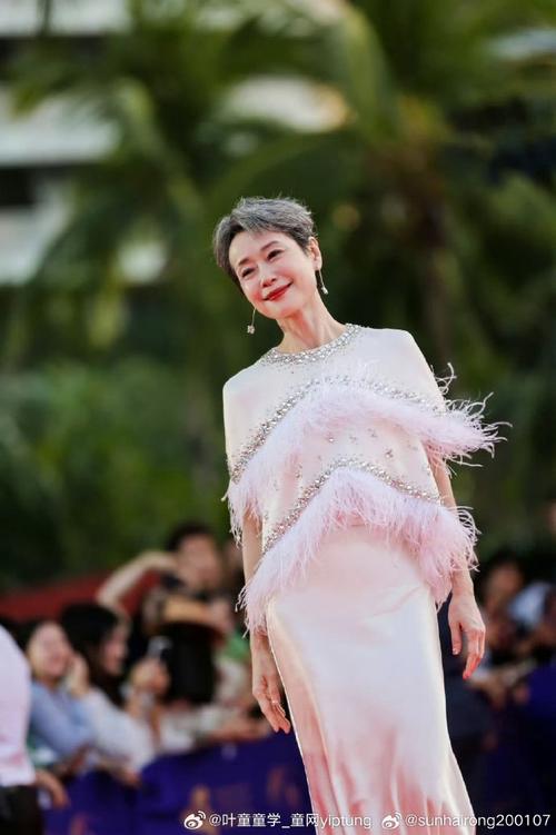 银发扫把头叶童惊艳浪姐6，致敬梅艳芳？影后跨界挑战