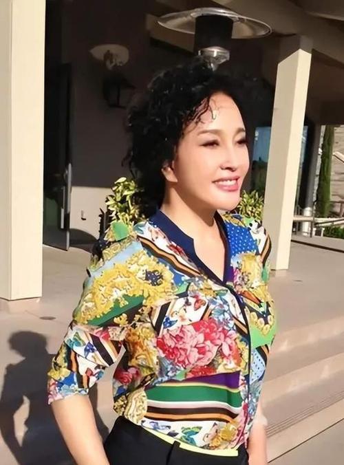 74岁刘晓庆领队引争议,繁花旅行团真人秀 74岁刘晓庆领队引争议,繁花旅行团真人秀