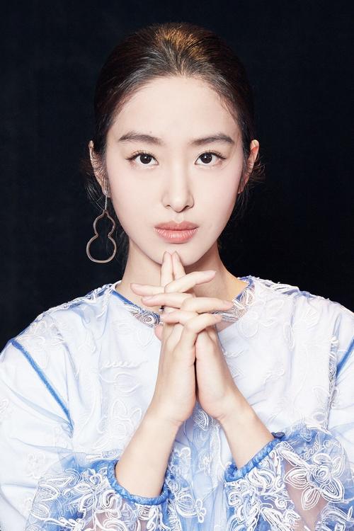 杨采钰：童星学霸转型演员，感情生活再起波澜